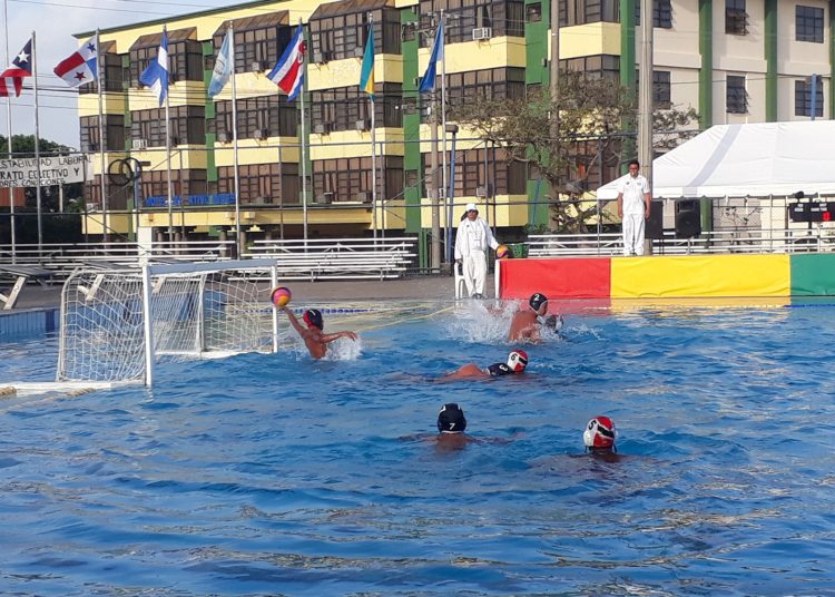 Costa Rica lidera jornada de polo acuático en El Salvador