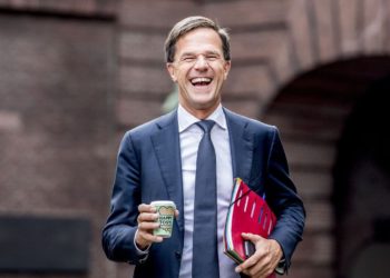 Algún día pasará en América Latina: Primer ministro holandés trapea el café que derramó