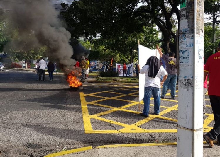 Estudiantes generan disturbios frente a la UES por privatización del agua
