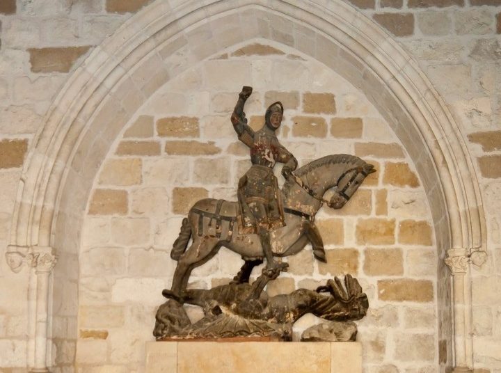 Polémica en España porque restauraron una escultura del siglo XVI y dicen que ahora «parece un Playmobil»