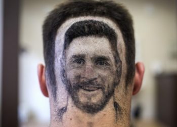 Un peluquero diseña a Lionel Messi y Cristiano Ronaldo en las cabezas de sus clientes