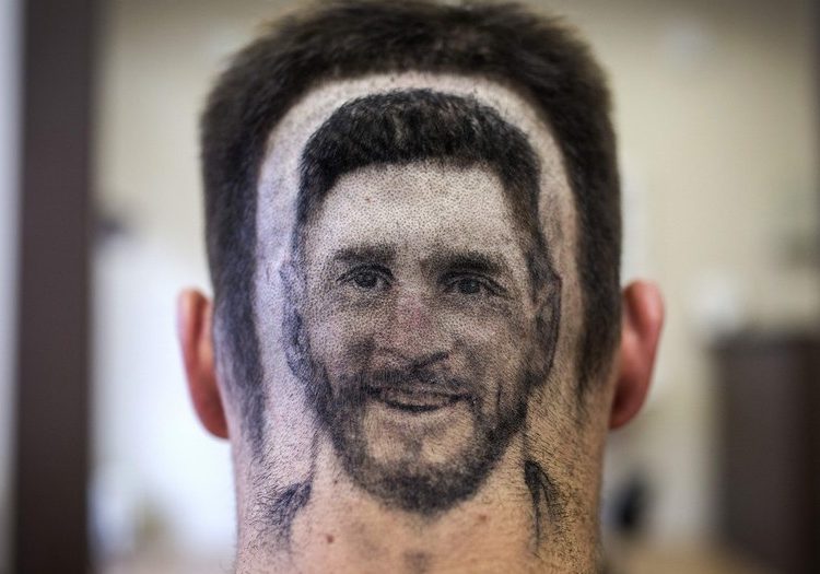 Un peluquero diseña a Lionel Messi y Cristiano Ronaldo en las cabezas de sus clientes