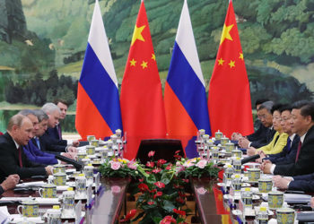 ¿Adiós al dólar? China y Rusia acuerdan aumentar el comercio y la inversión en monedas nacionales