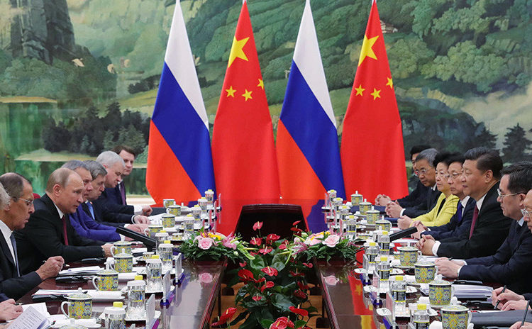 ¿Adiós al dólar? China y Rusia acuerdan aumentar el comercio y la inversión en monedas nacionales