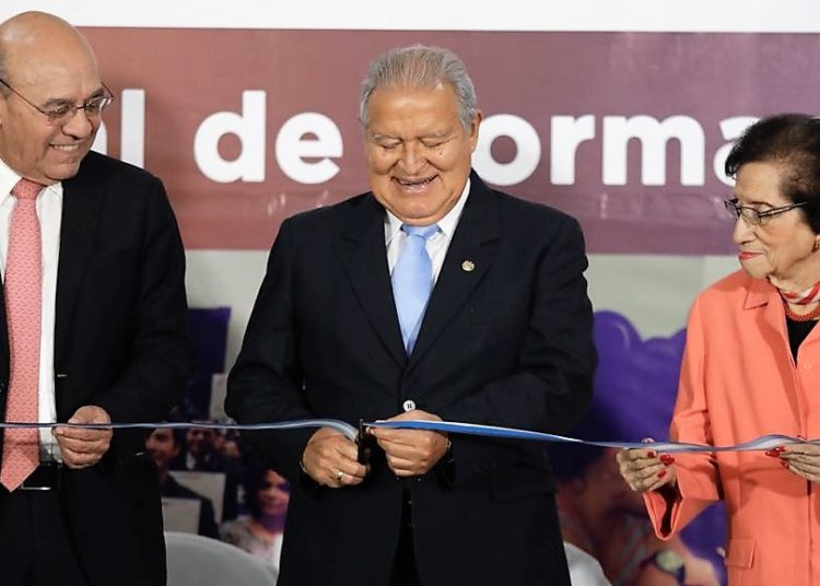 Sánchez Cerén inaugura instituto formador de maestros
