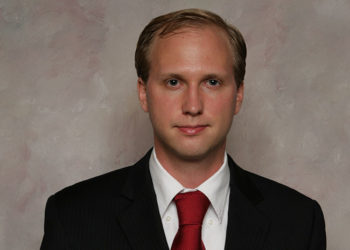 Supremacista que aboga por la violencia sexual contra mujeres y niños quiere ser congresista en EE.UU.