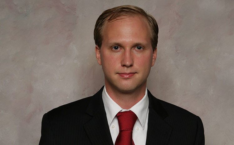 Supremacista que aboga por la violencia sexual contra mujeres y niños quiere ser congresista en EE.UU.