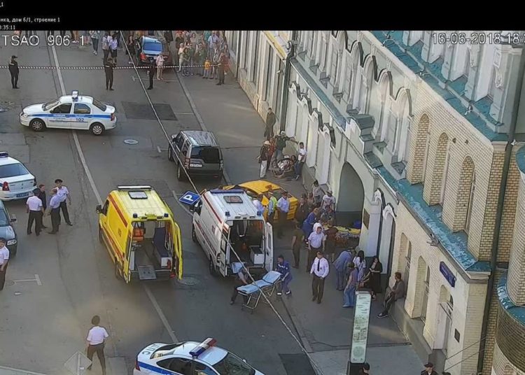 (Video) Un taxista atropella a un grupo de turistas en Moscú