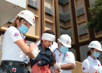Estudiantes de la UES participan en simulacro de terremoto