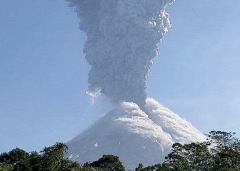 Alerta máxima tras la erupción de un volcán en Indonesia