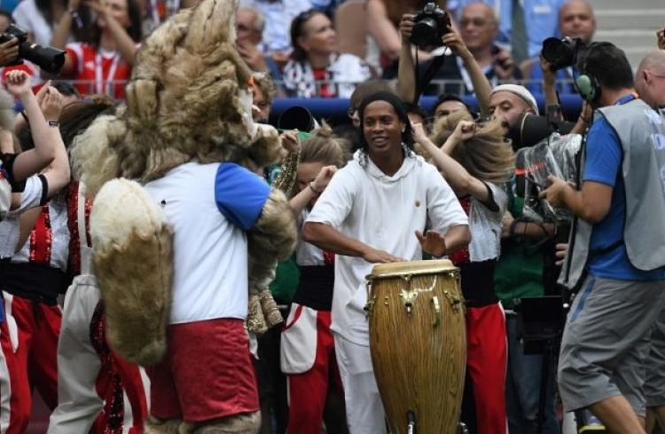 Ronaldinho se roba el show en la clausura del Mundial Rusia 2018