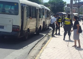 Policía impone más de 100 multas a buseros y microbuseros