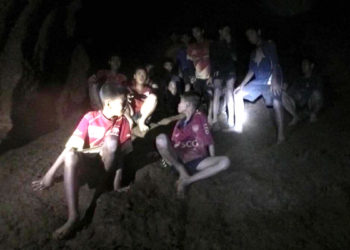 Rescatan a los primeros cuatro niños que estaban en una cueva de Tailandia