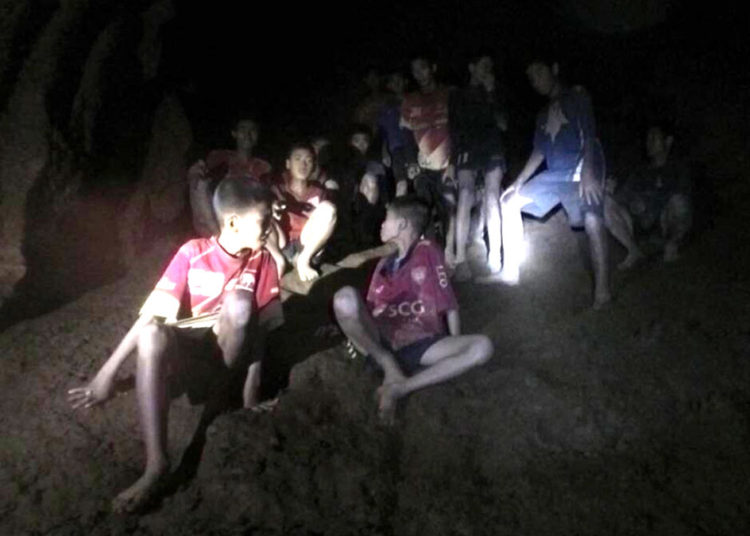 Rescatan a los primeros cuatro niños que estaban en una cueva de Tailandia