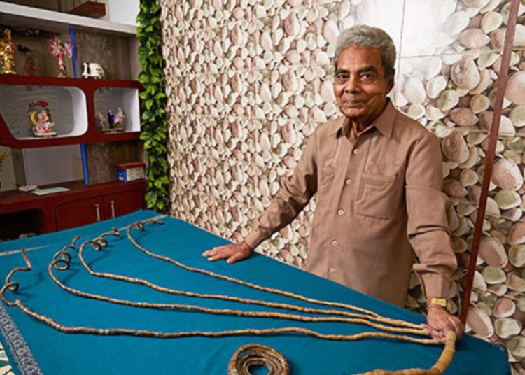 El hombre con las uñas más largas del mundo decide cortárselas tras 66 años