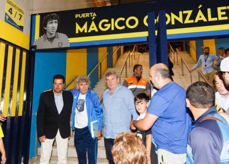 El «Mágico» González inaugura una puerta del estadio Carranza que lleva su nombre