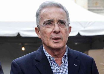 Expresidente colombiano Álvaro Uribe renunciará a su asiento en el Senado tras ser citado por la Corte Suprema