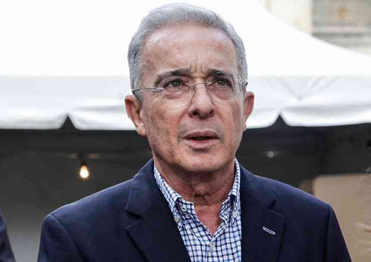 Expresidente colombiano Álvaro Uribe renunciará a su asiento en el Senado tras ser citado por la Corte Suprema