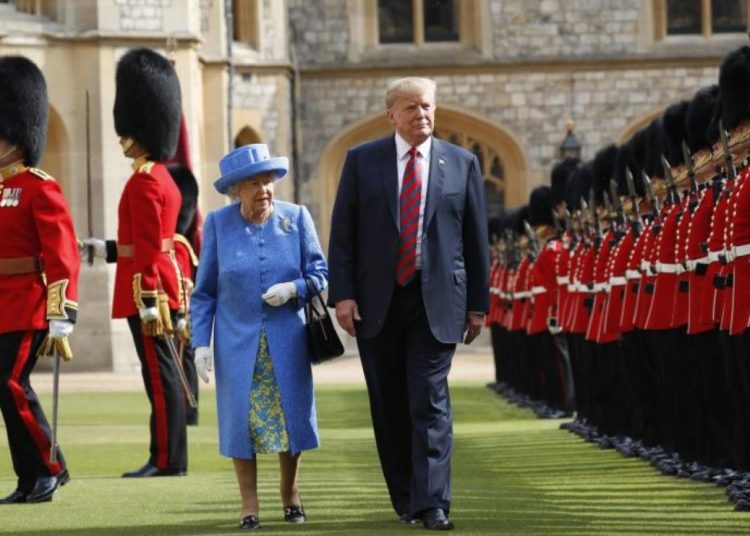 Trump rompe el protocolo y confunde a la reina Isabel II