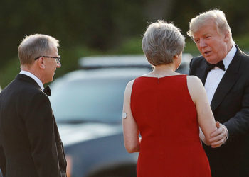 ¿Qué es ese extraño dispositivo que la primera ministra británica llevaba en el brazo en su reunión con Trump?