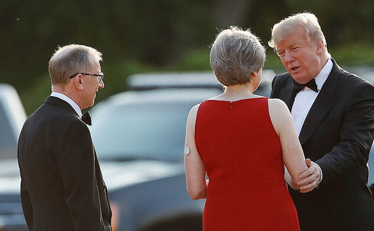 ¿Qué es ese extraño dispositivo que la primera ministra británica llevaba en el brazo en su reunión con Trump?