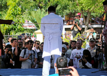 Azotan en público a una pareja que tuvo relaciones sexuales antes del matrimonio