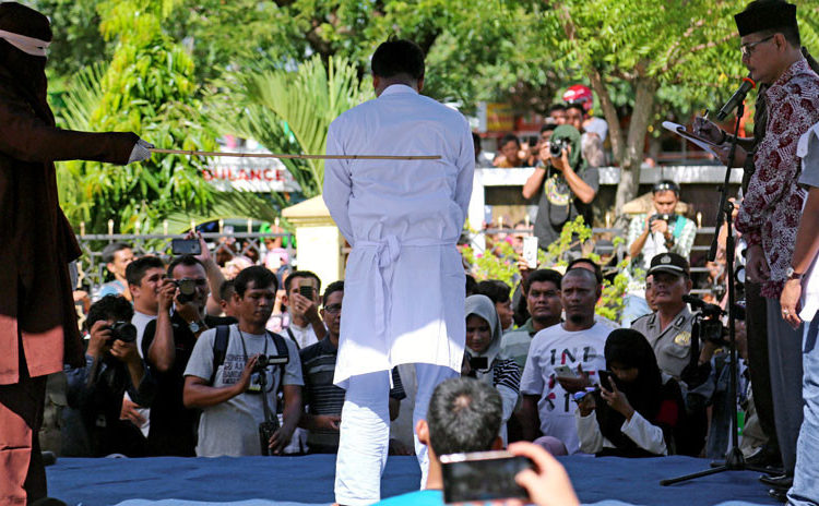 Azotan en público a una pareja que tuvo relaciones sexuales antes del matrimonio