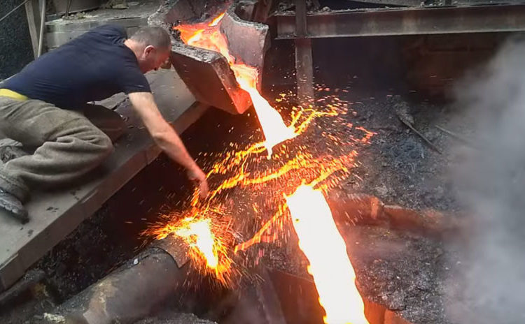 Obrero «inmortal» mete la mano en metal fundido y asombra a las redes sociales