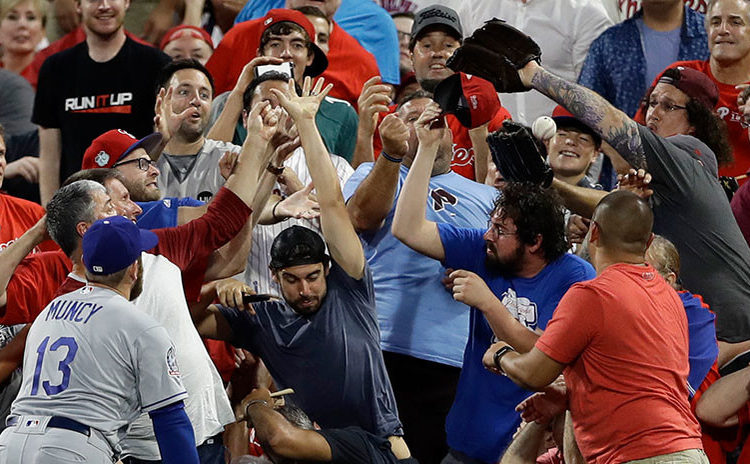 VIDEO: Aficionado atrapa una pelota con un bebé en brazos durante un partido de béisbol