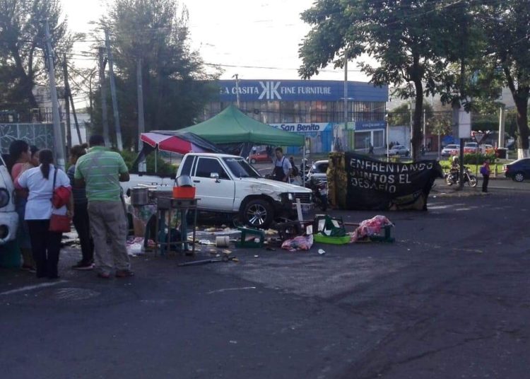Pick up arrolla a varias personas mientras desayunaban en la avenida Revolución
