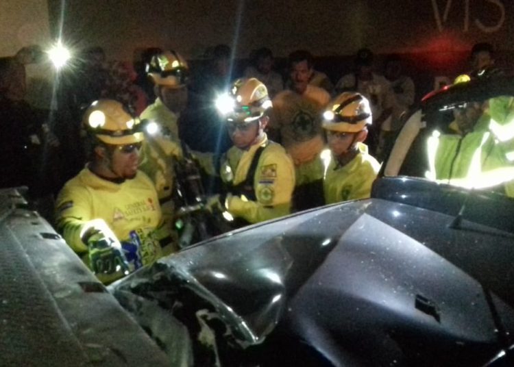 Mujeres en estado de ebriedad chocan su vehículo cargado con cervezas en la avenida Masferrer Norte