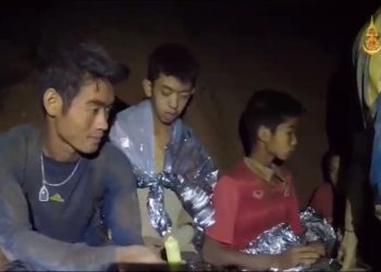 Rescatados los 12 niños y su entrenador de la cueva en Tailandia