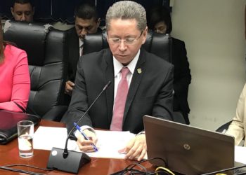 Interpol sin definir difusión roja para Ex Presidente Funes hasta descartar persecución política