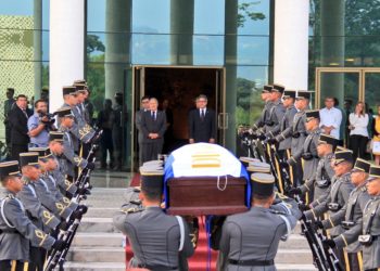 Reciben con honores los restos de la embajadora de El Salvador ante Bolivia Maddelin Brizuela