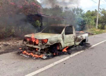 Vehículo se incendia en autopista a Comalapa