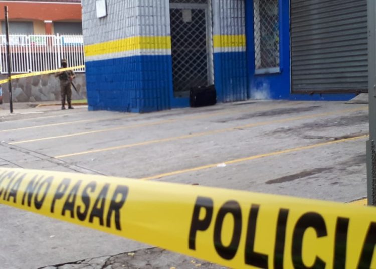PNC retira maleta en Santa Tecla donde se presumía que contenía una bomba