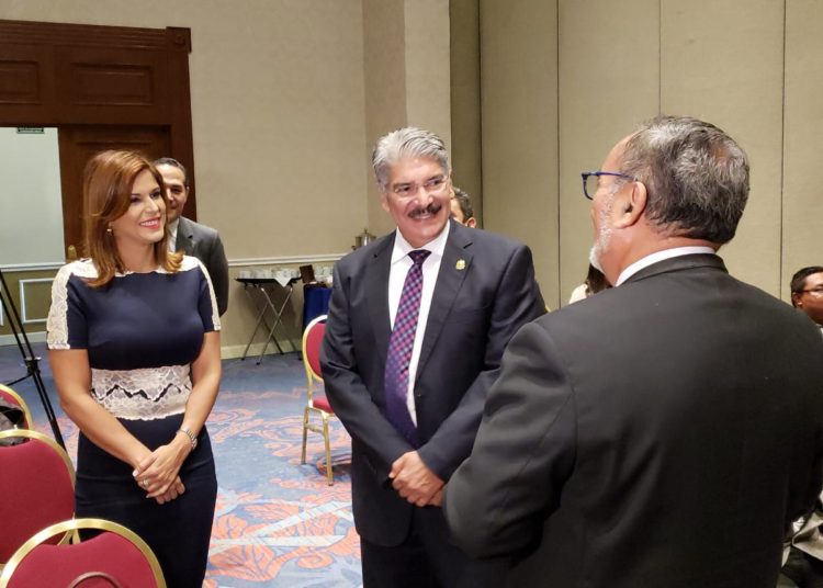 PUCA entrega reconocimiento a Norman Quijano y Milena Mayorga por su aporte a la democracia