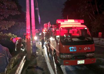 Taxi cae a un barranco en la carretera al Puerto de La Libertad