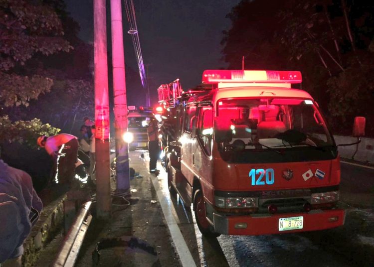 Taxi cae a un barranco en la carretera al Puerto de La Libertad