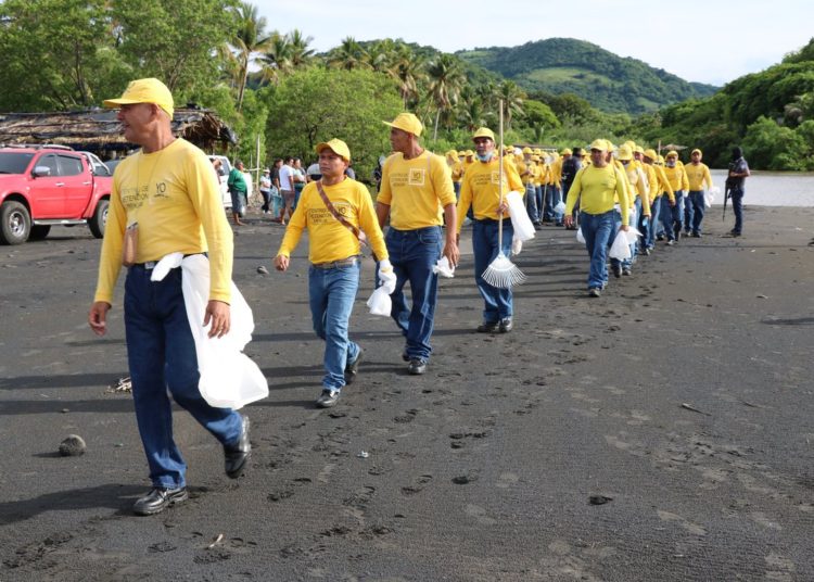 Presos limpian playas de La Libertad