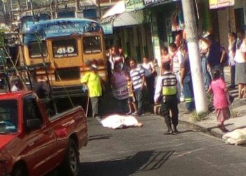 Hombre cae de bus y muere atropellado frente la alcaldía de Soyapango