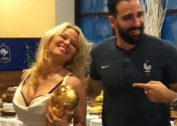 Pamela Anderson levanta la copa del mundial de fútbol con su novio, el jugador Adil Rami
