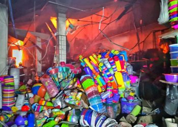 Locales del mercado municipal de San Miguel fueron consumidos por voraz incendio