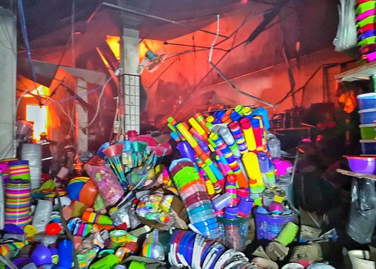 Locales del mercado municipal de San Miguel fueron consumidos por voraz incendio