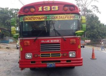 Agente de civil frustra asalto en bus de la ruta 133: Tres heridos de bala