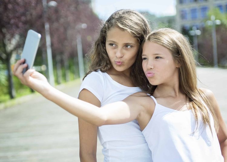 VIDEO: Niña queda suspendida de unas líneas de alta tensión cuando intentaba hacerse una selfie