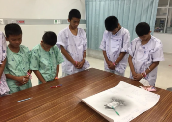 El llanto de los niños rescatados en Tailandia al enterarse de la muerte de uno de los buzos
