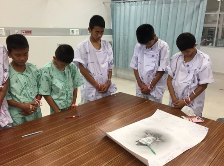 El llanto de los niños rescatados en Tailandia al enterarse de la muerte de uno de los buzos