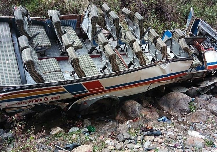 Tragedia en India: 48 muertos al caer un micro por un barranco en las laderas del Himalaya