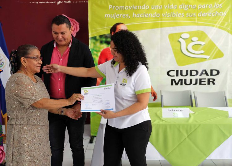 Ciudad Mujer gradúa 192 mujeres de la zona paracentral del país